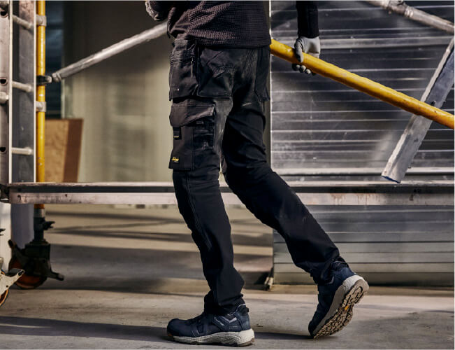 2025 Blog 6271 Snickers full stretch werkbroek model achterkant