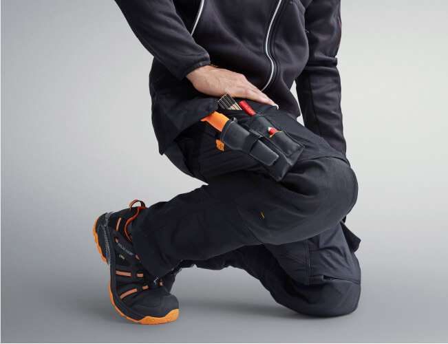 Snickers 6241 werkbroek model op de knieën